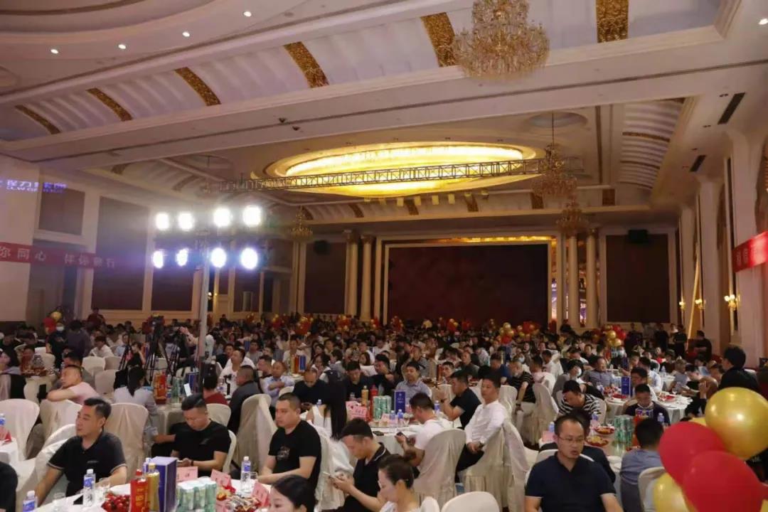 社會(huì)各界嘉賓與銷(xiāo)售經(jīng)理、新聞媒體及網(wǎng)紅代表600余人，盛況空前引人注目